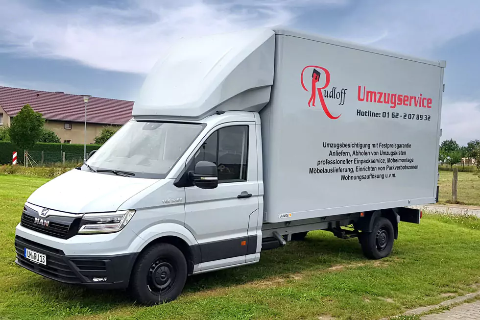 kleiner Transport-LKW für Umzüge mit Aufschrift: Rudloff Umzugservice, Hotline